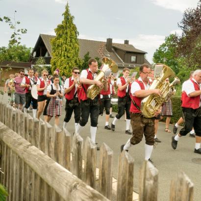 Limmersdorfer Lindenkirchweih: Umzug der Blasmusikkapelle
