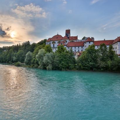 Aussicht vom Lechweg auf den Kneipport Füssen im Allgäu